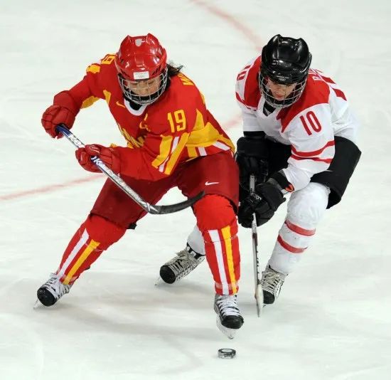 冰球和曲棍球的区别_因冰球比赛规则打架 亚洲冰球联赛中国小将暴揍韩球员_曲棍球与冰球