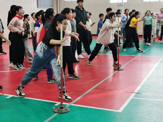 麻步镇树贤小学举办“跑、跳、投”小型年级运动会