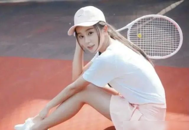 为什么女子网球比赛穿“短裙”，经常弯腰捡球？