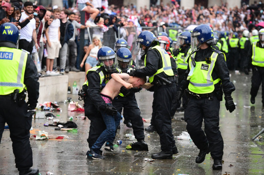 英格兰输球之后，英国女性开始自救，温布利球场上演骚乱
