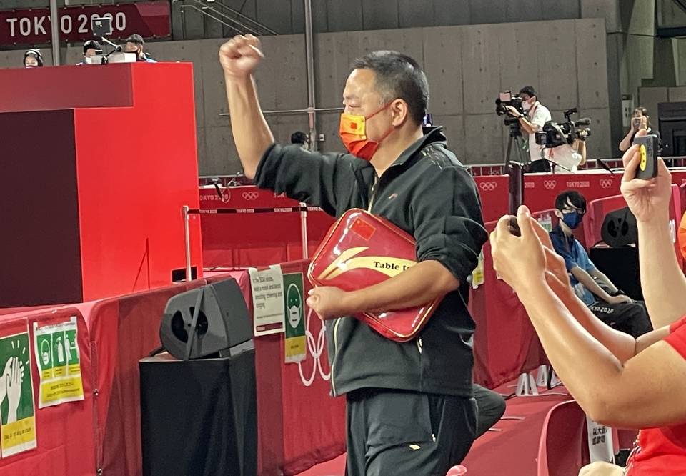 中国乒协主席的身影只是这次，他还拿着一个袋