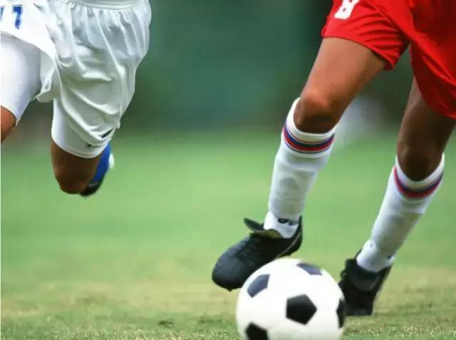 足球和橄榄球 头球过多会导致脑损伤，橄榄球中过多的冲撞或导致失智症