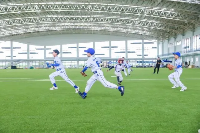 儿童扔扔垒球垒球图片_广州垒球俱乐部_广州富爸爸俱乐部招聘