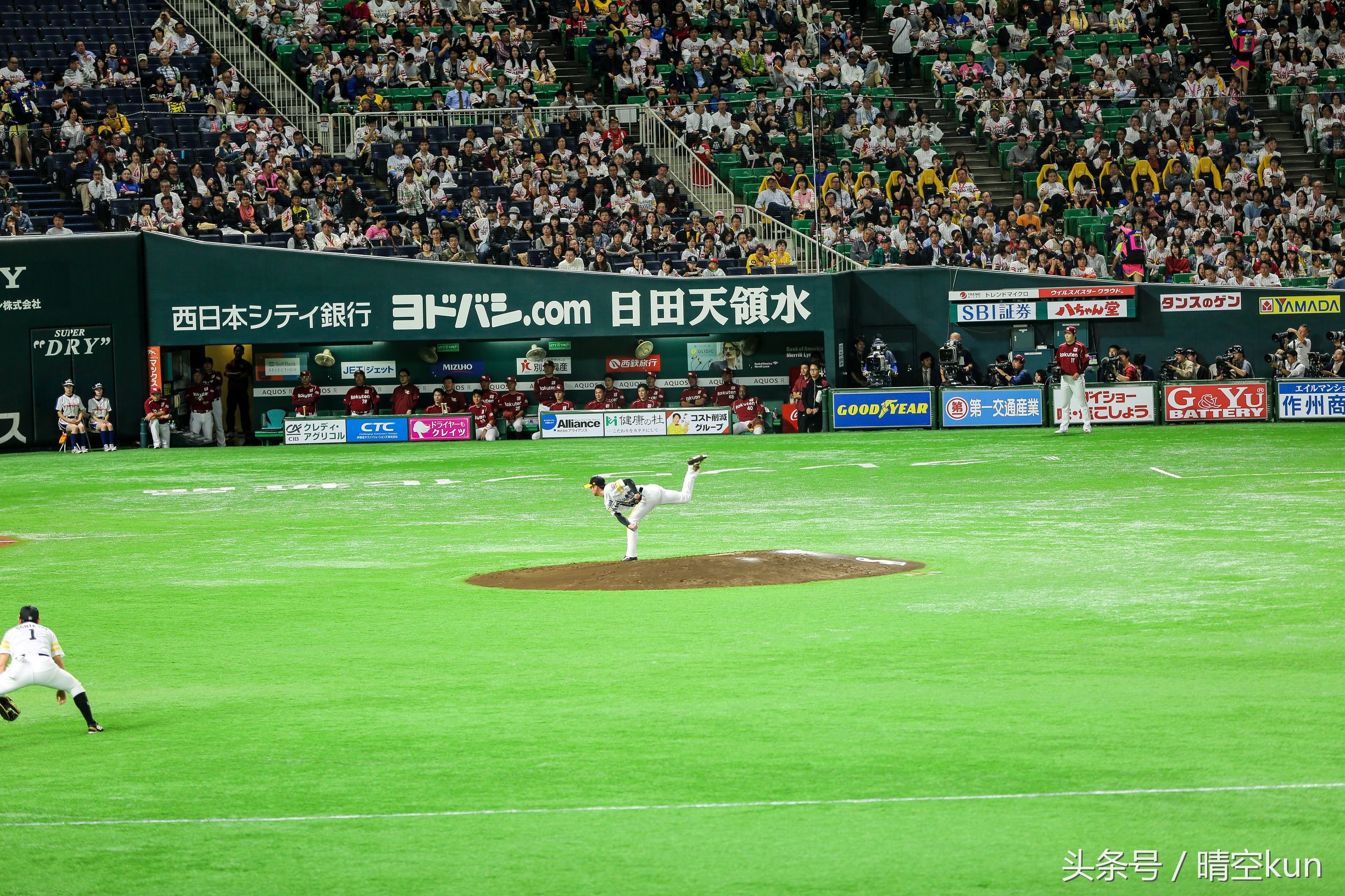 日本人究竟有多热爱棒球，零距离走进职业联赛决赛现场，美女如云