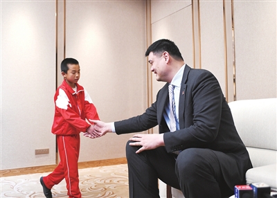 王磊与偶像姚明见面。