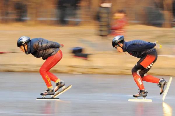 滑冰和轮滑最直接的区别是什么？滑冰、轮滑、刀不一样