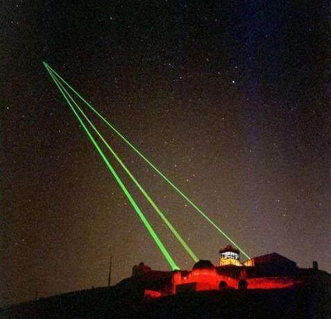 在夜晚的激光试验很绚丽美国发布一份“空间威胁”报告