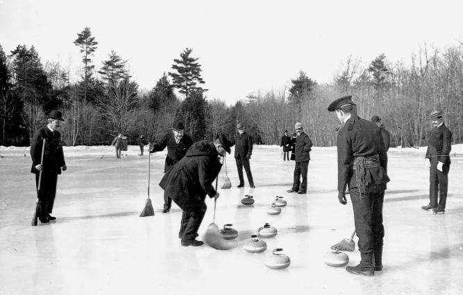 1890年，在美国马萨诸塞州波士顿的“牙买加池塘”冰面上，一场冰壶比赛正在进行