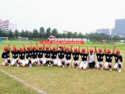 深圳龙珠中学的运动员在比赛中