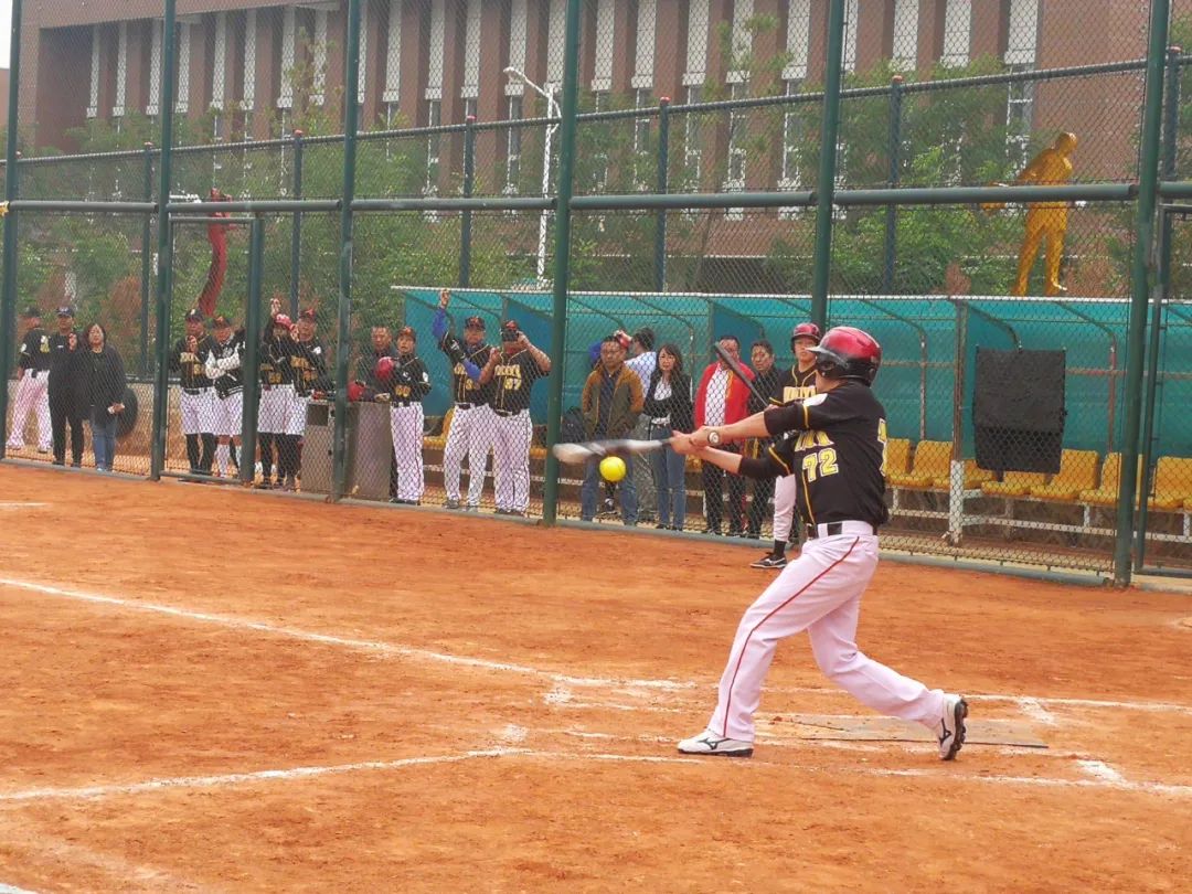 中国慢投垒球企业联赛兰州站比赛开打