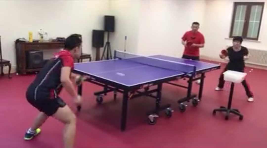 邓亚萍夫妇陪14岁儿子打乒乓球，两位世界冠军变身