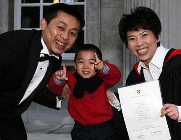 邓亚萍夫妇陪14岁儿子打乒乓球，两位世界冠军变身