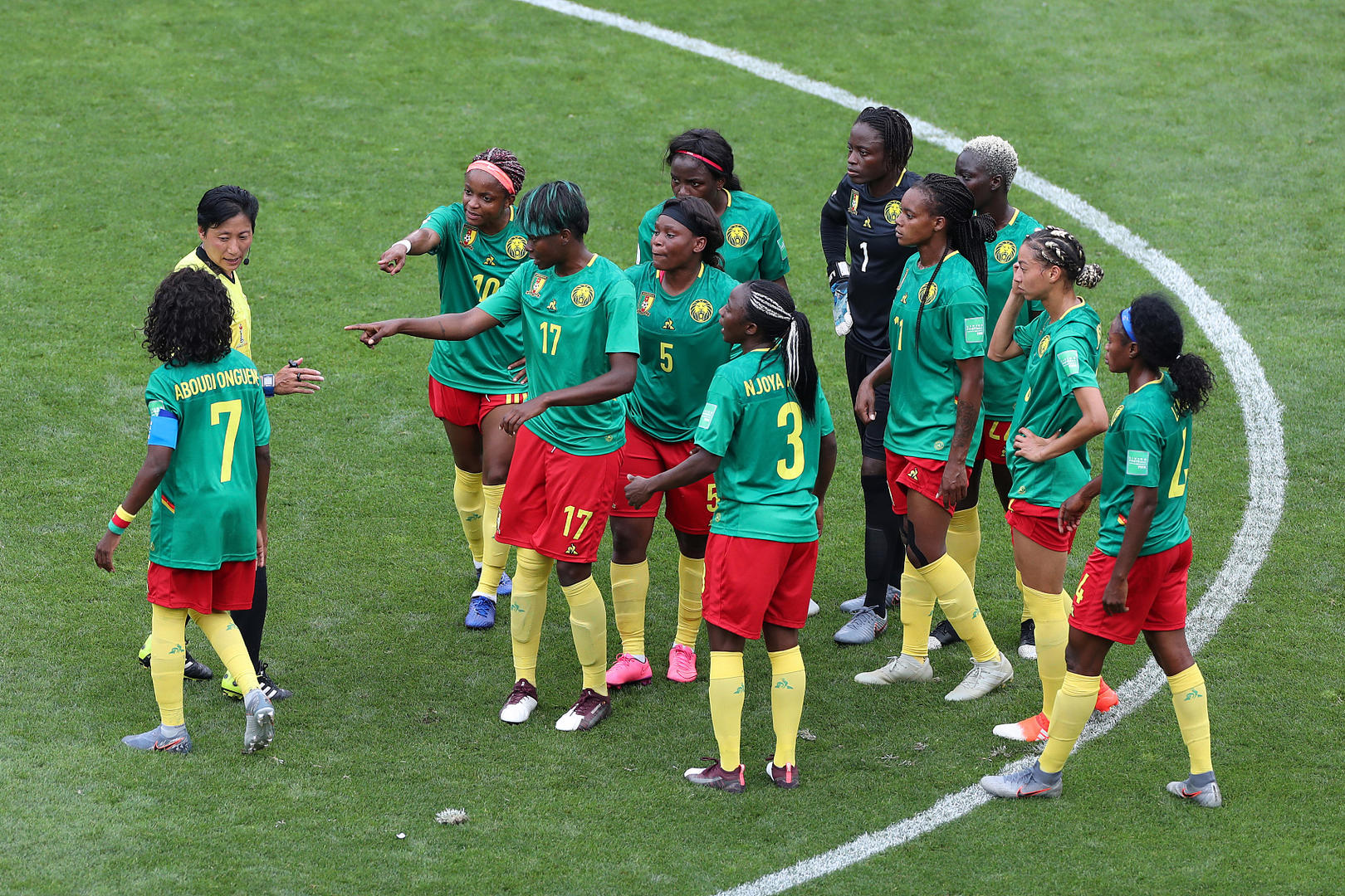 国际足联宣布调查喀麦隆女足球员推搡中国裁判事件