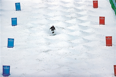一起看冬奥丨自由式滑雪：鹰击霜天