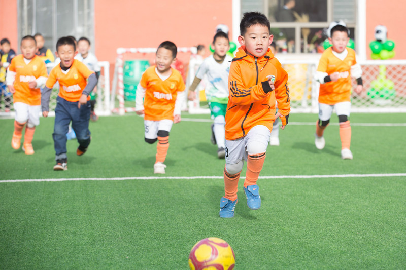 内蒙古幼儿园足球游戏嘉年华：玩转小足球 收获大成长