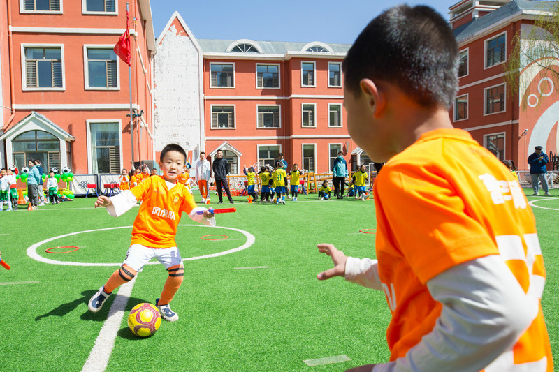 内蒙古幼儿园足球游戏嘉年华：玩转小足球 收获大成长