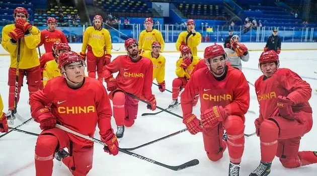中国 冰球_因冰球比赛规则打架 亚洲冰球联赛中国小将暴揍韩球员_冰球在中国
