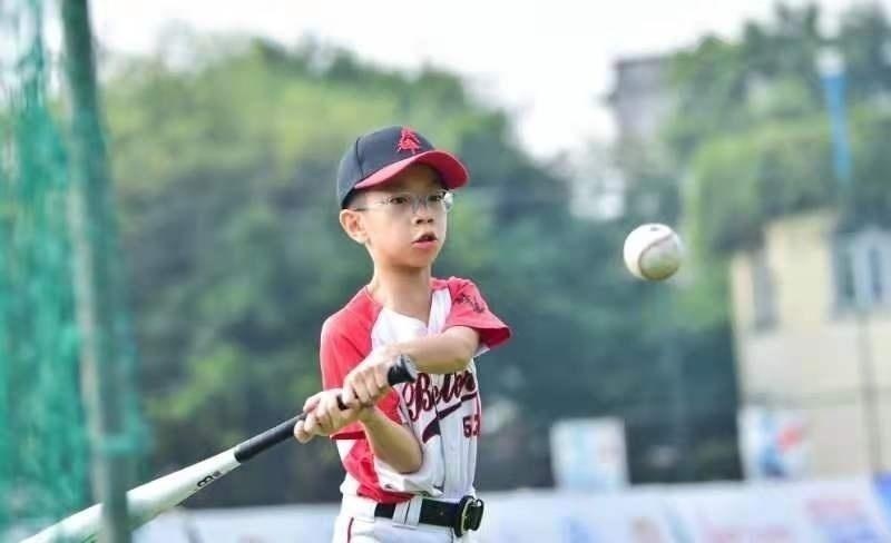 棒球青少年展风采 首届成都市青少年棒垒球联赛划上完美句号