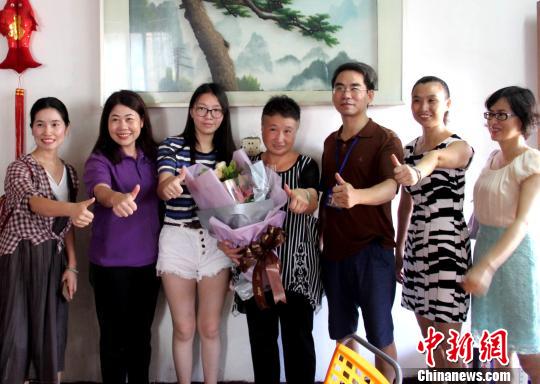 8月21日，福清市民众聚集在女排选手林莉家中通过电视直播观看里约奥运会女子排球决赛，为中国女排夺冠点赞。　林明 摄