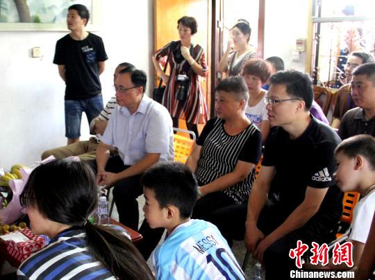 8月21日，福清市民众聚集在女排选手林莉家中通过电视直播观看里约奥运会女子排球决赛，为中国女排加油。　林明 摄