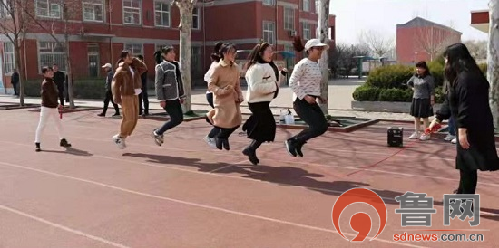 莒南县焕章希望学校举办庆“三八节”趣味运动会