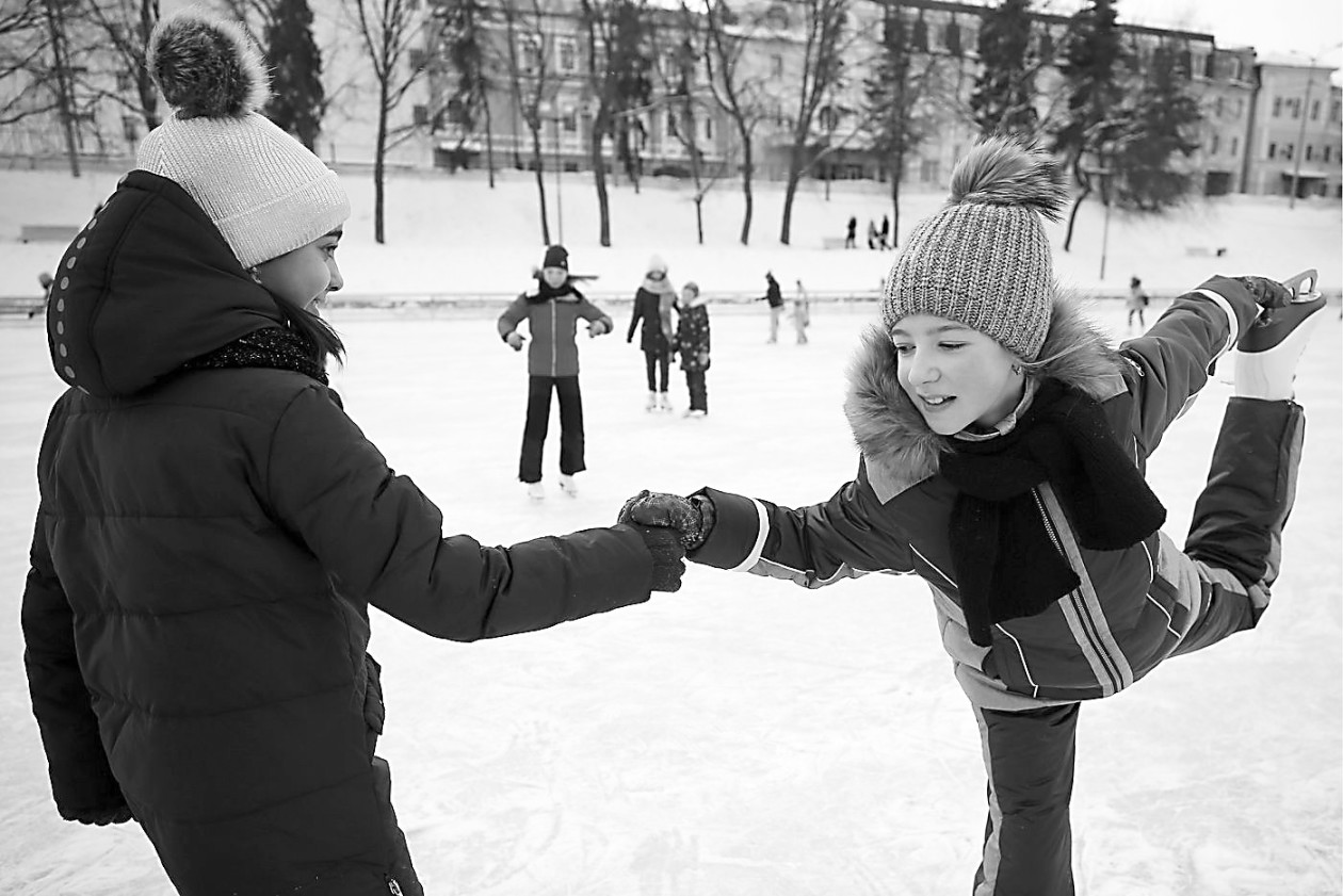 俄罗斯家长将婴儿泡在冬天里玩溜冰滑雪(组图)