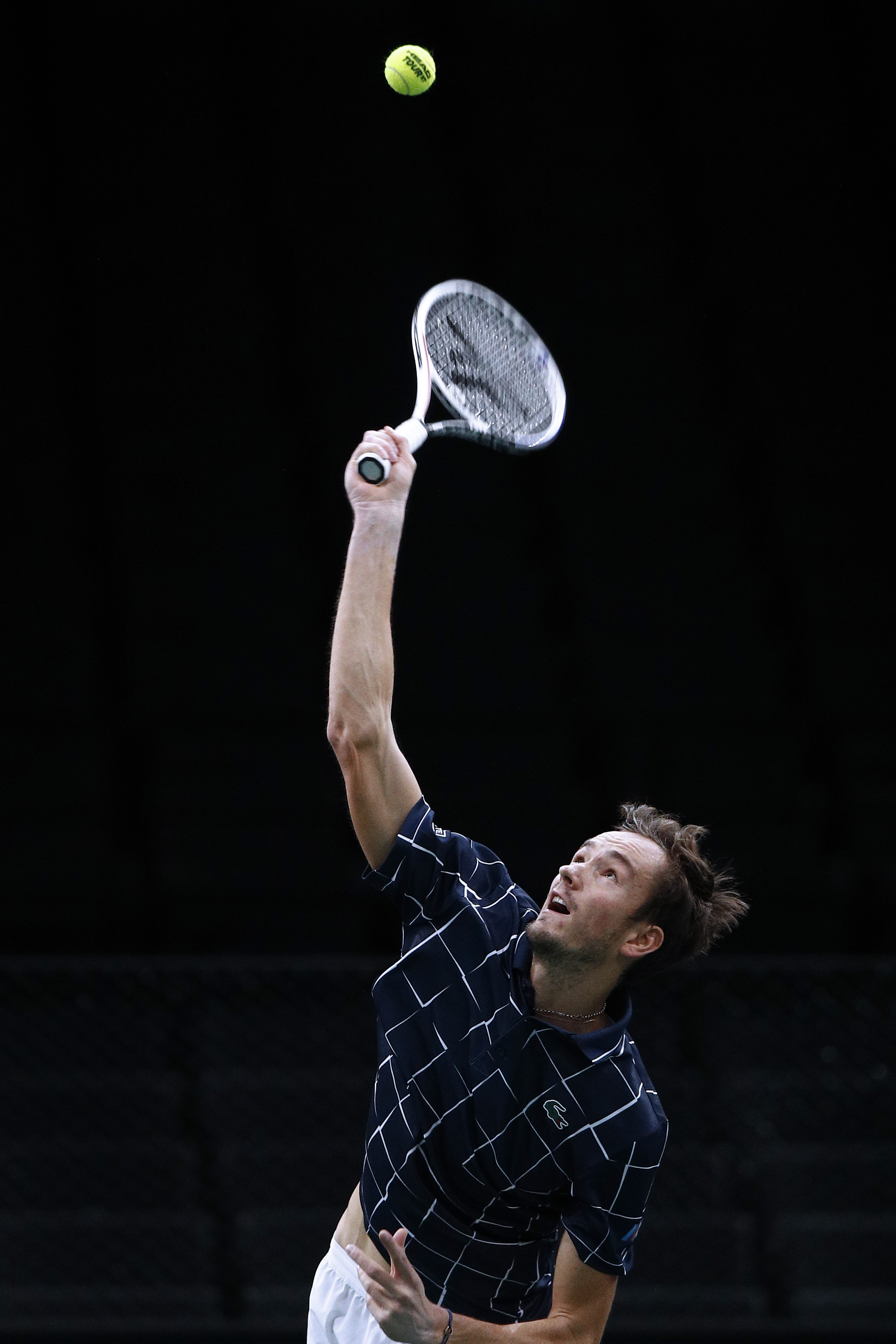 网球——巴黎大师赛：梅德韦杰夫晋级八强