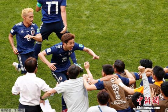 日本队庆祝进球。