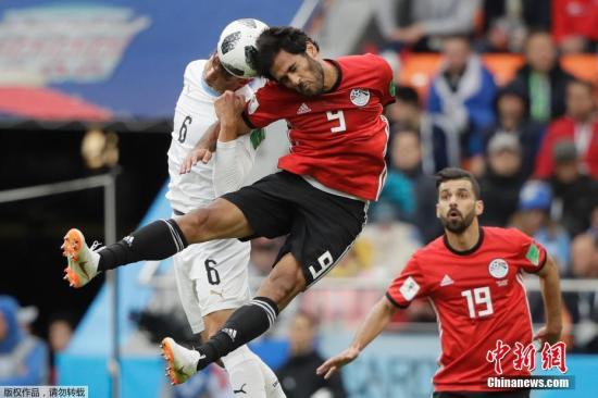 北京时间6月15日20时，2018年俄罗斯世界杯A组第一轮在叶卡捷琳堡中央体育场继续进行，乌拉圭大战埃及。埃及队当家球星萨拉赫并非出现在首发阵容中。自从在欧冠决赛中受伤离场后，他肩伤的康复情况就一直备受关注。值得一提的是，这是埃及28年以来首场世界杯赛事。苏亚雷斯下半场错失单刀机会，卡瓦尼的直接任意球击中立柱，终场前希门尼斯头球破门，帮助乌拉圭全取三分。A组首轮过后，揭幕战大胜沙特队的东道主俄罗斯暂居首位。