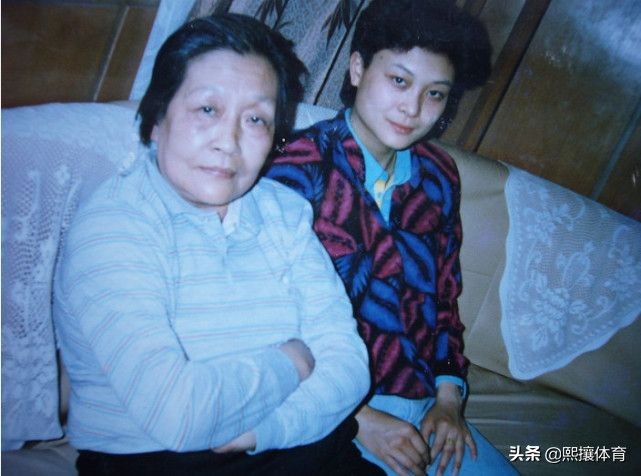 她曾是女乒一姐，遭遇不平远嫁日本，曾击败邓亚萍，离婚单身19年