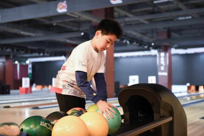 办赛事、进校园、激发“小不点”们的兴趣……这些尝试能让上海保龄球重回“盛世”吗？