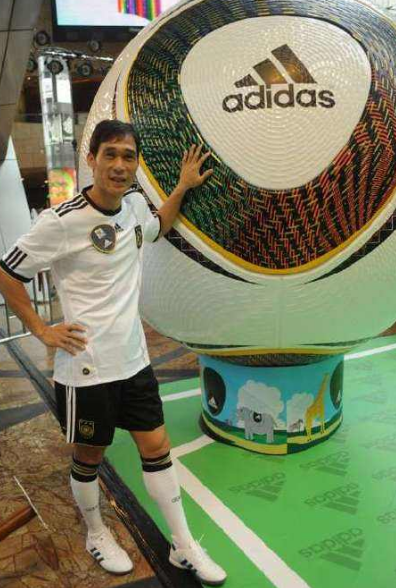 他是香港足球队长，被称香港最后球星，曾在比赛中和裁判对打