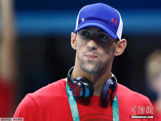 　8月2日，巴西里约，菲尔普斯随美国游泳队探访里约奥运会游泳比赛场地，头戴棒球帽身穿红色T恤显得十分低调。