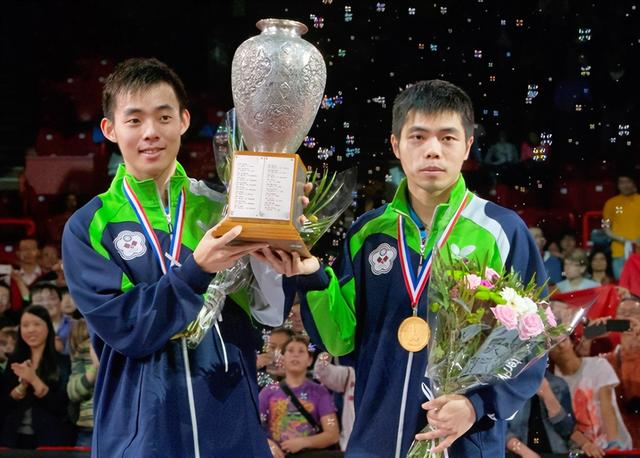 男双四强诞生！新科世乒赛冠军出局，樊振东、王楚钦险胜迎战强敌