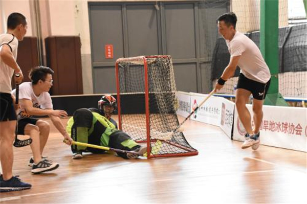 极乐青春曲棍球部_因冰球比赛规则打架 亚洲冰球联赛中国小将暴揍韩球员_曲棍球与冰球