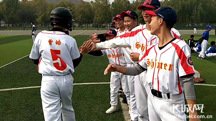 陕西省十七运青少年组女子垒球项目开赛(组图)